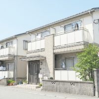 住宅前で所在確認調査を行う調査員(所在調査のイメージ)