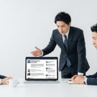 ネットの誹謗中傷対策を検討する調査員のイメージ｜児玉総合情報事務所